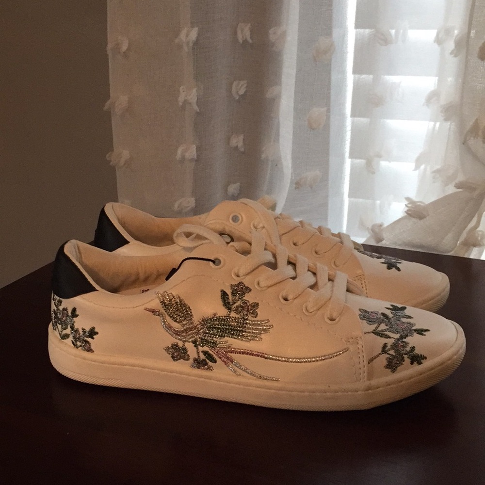White embroidered sneakers